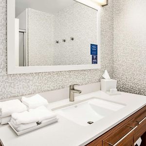 King Studio Roll Shower Disability Access or Non-Smoking
